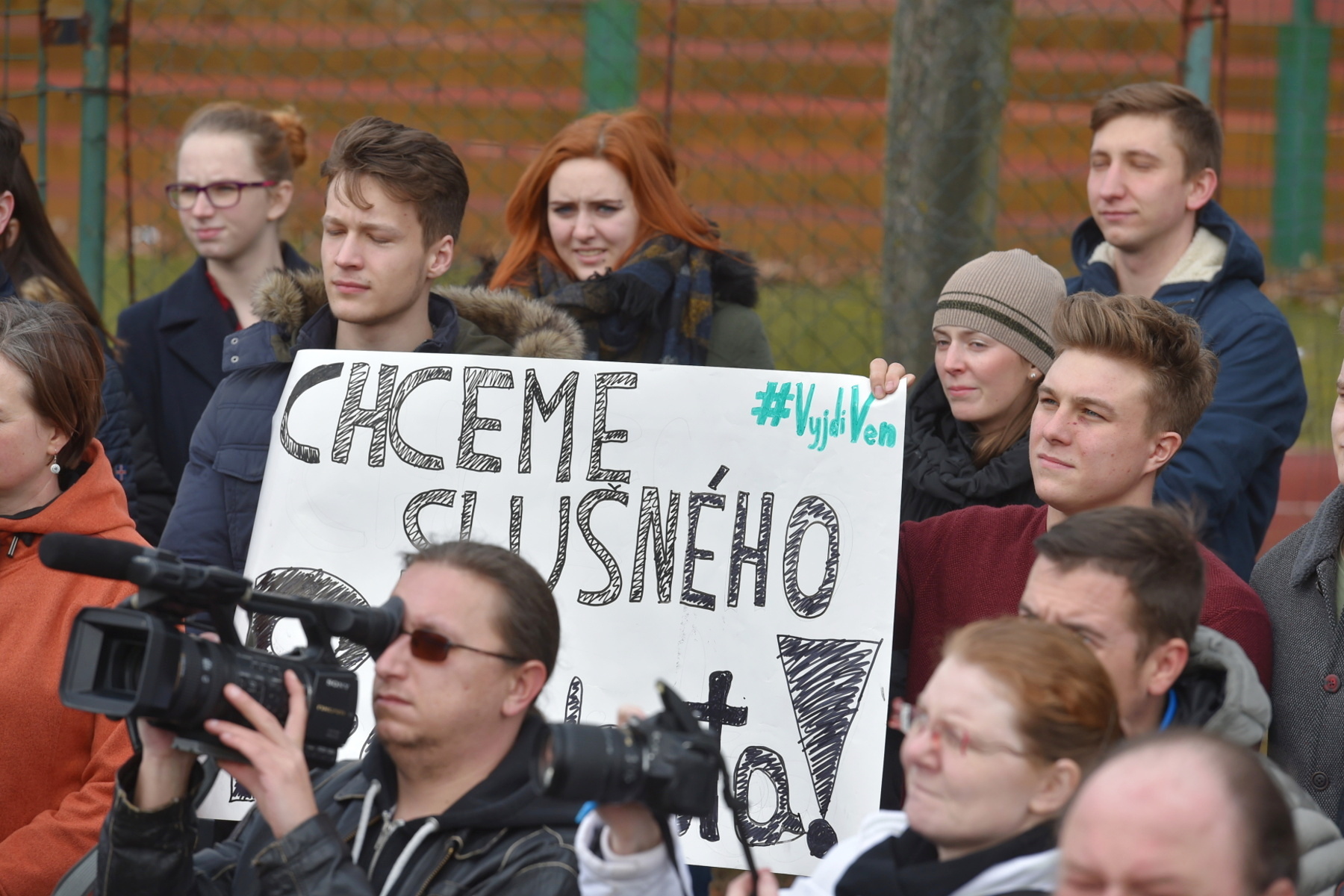 Studenti Prvního českého gymnázia v Karlových Varech se připojili k celostátní protestní akci studentů Vyjdi ven na obranu ústavních hodnot