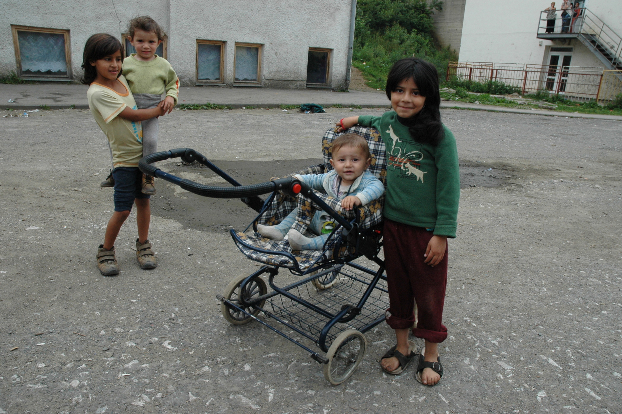 Děti s kočárkem v romské osadě v Rudňanech