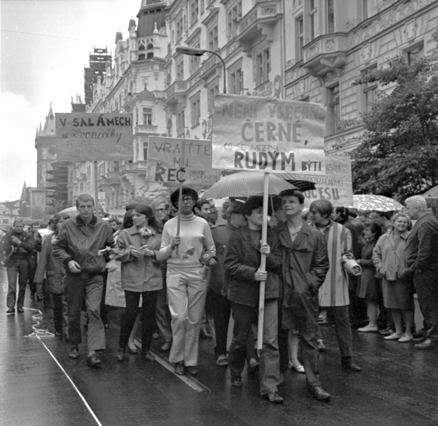 Majáles, 18. května 1968. Studenti se sešli na Staroměstském náměstí, odkud se vydal pestrý průvod na pochod Prahou. Majáles, 18. května 1968. Studenti se sešli na Staroměstském náměstí, odkud se vydal pestrý průvod na pochod Prahou.