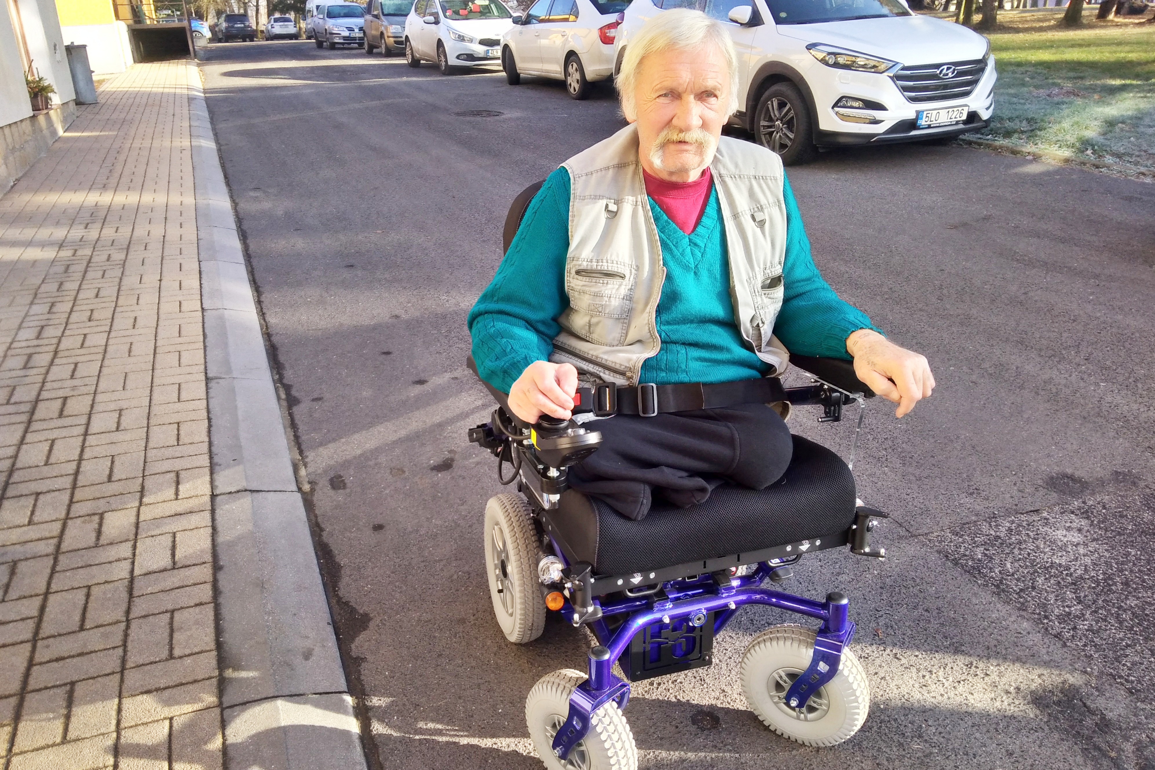 Díky darům lidí, kteří přispěli jako Ježíškova vnoučata na Slevomatu, má teď pan Jan elektrický vozík a je tak svobodnější co se pohybu týče