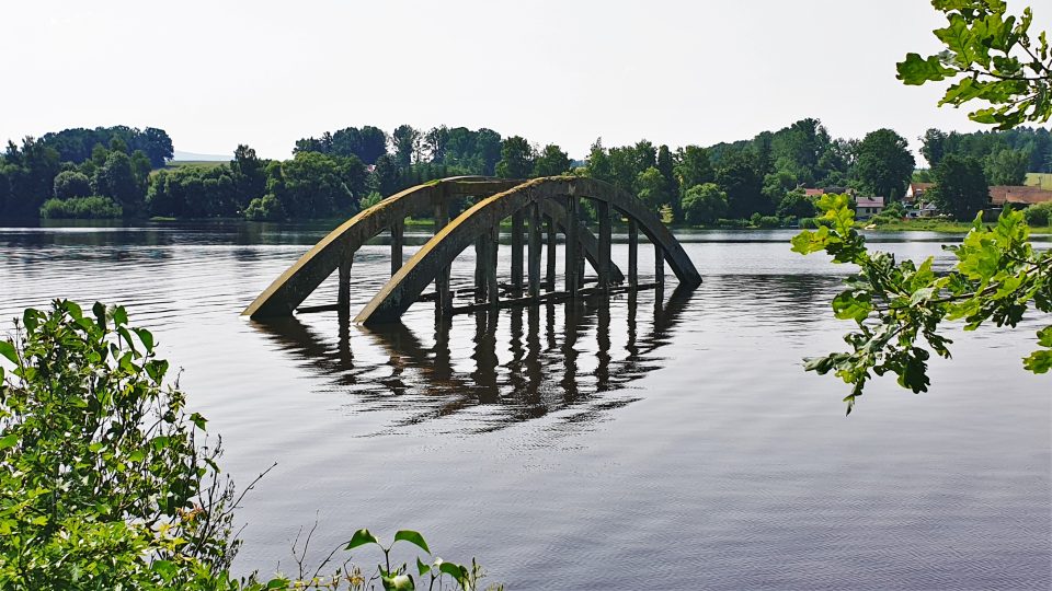 Most v Jesenické přehradě kdysi spojoval dvě části obce Všeboř