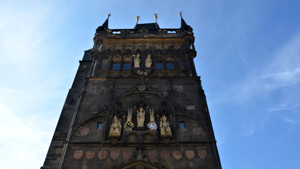 Bohatou výzdobu Staroměstské mostecké věže ze strany do města nechal vytvořit Karel IV.