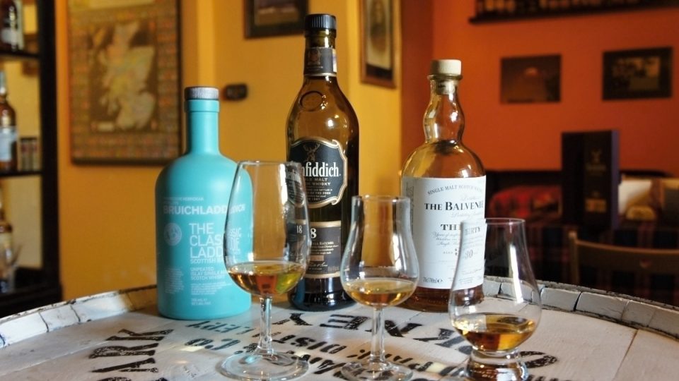 Různé sklenice whisky