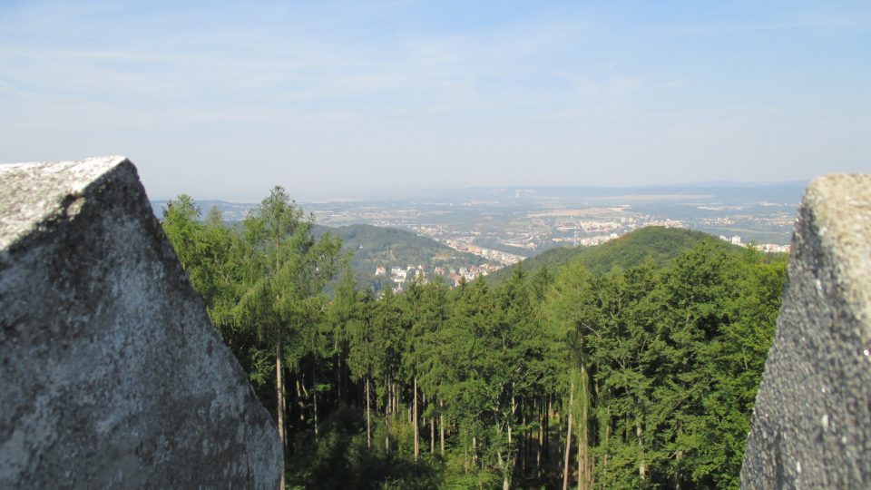 Výhled nad Karlovy Vary z vyhlídkové plošiny