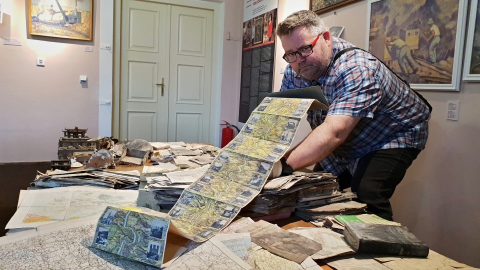 Třídění obsahu kovové bedny potrvá pracovníkům sokolovského muzea řadu měsíců