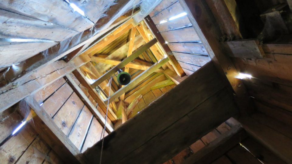 Pohled do dřevěné zvonice poustevny Fráterka