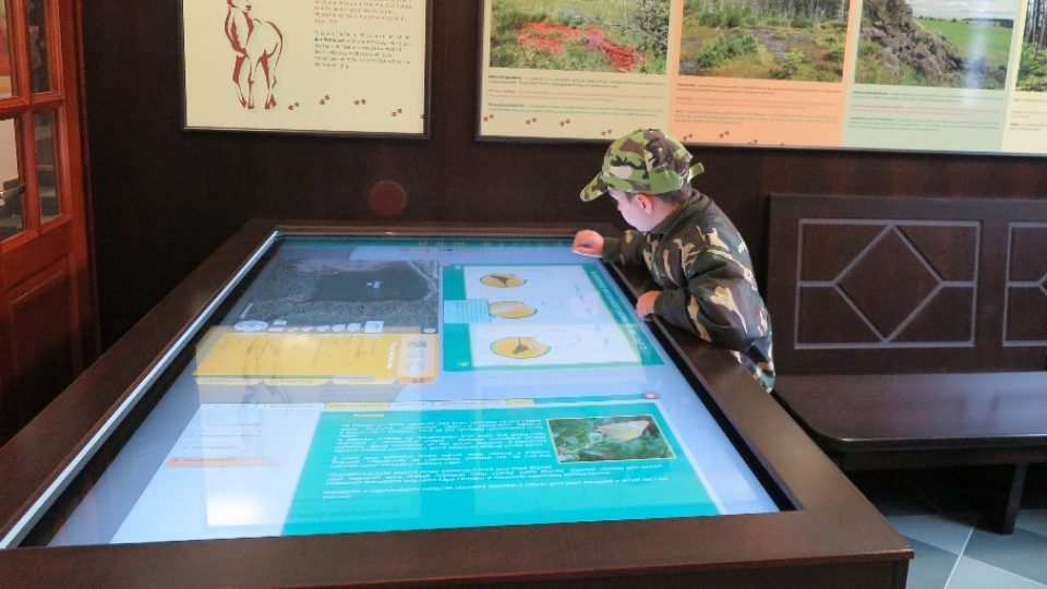 Interaktivní stůl o přírodě zabaví každého | foto: Pavel Halla Interaktivní stůl o přírodě zabaví každého