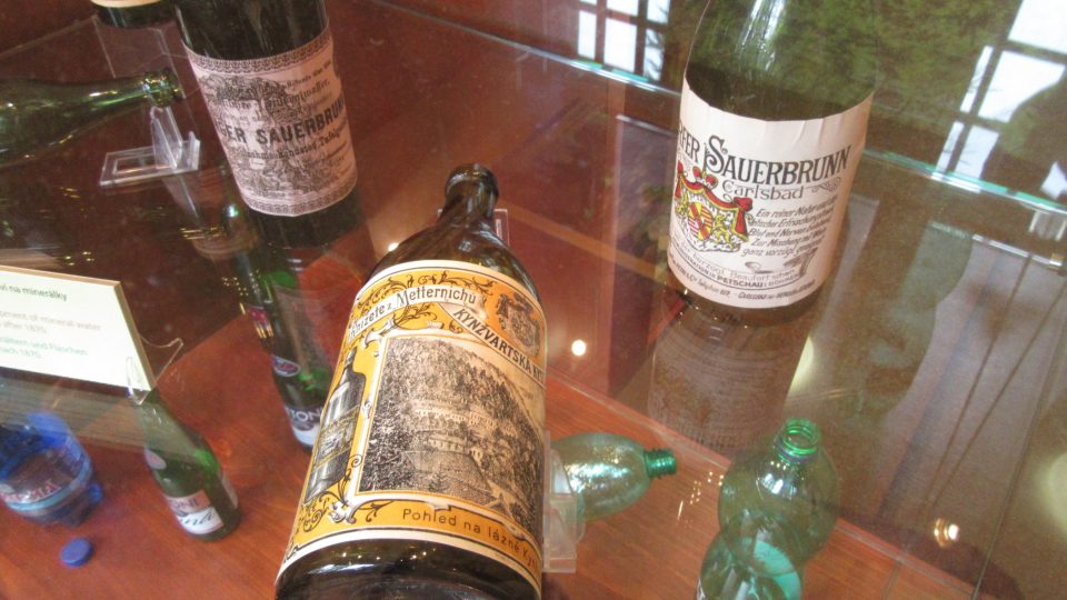 Lahve na minerálku jako na vzácná vína | foto: Pavel Halla Lahve na minerálku jako na vzácná vína