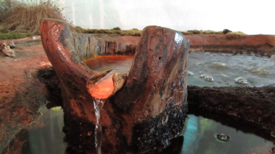 Model bublající mofety a tradičního čerpání minerálky | foto: Pavel Halla Model bublající mofety a tradičního čerpání minerálky