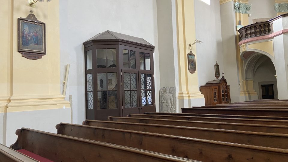 Interiér kostela si mohou zájemci prohlédnout přes prosklené závětří