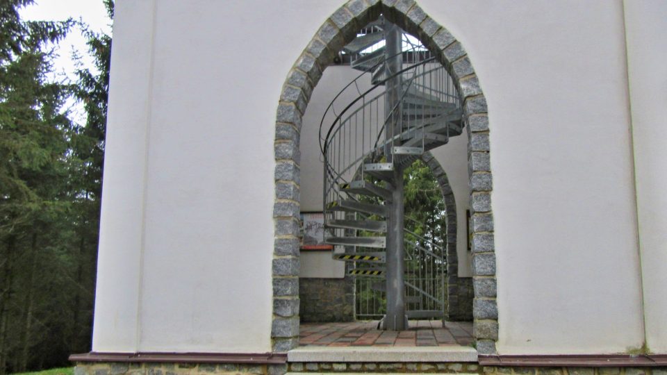 Vstup do rozhledny ladí s kaplí