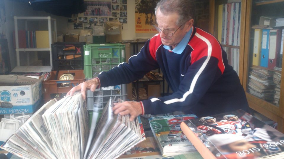Milan Černický listuje v hokejové kronice | foto: Jitka Slezáková, Český rozhlas Milan Černický listuje v hokejové kronice