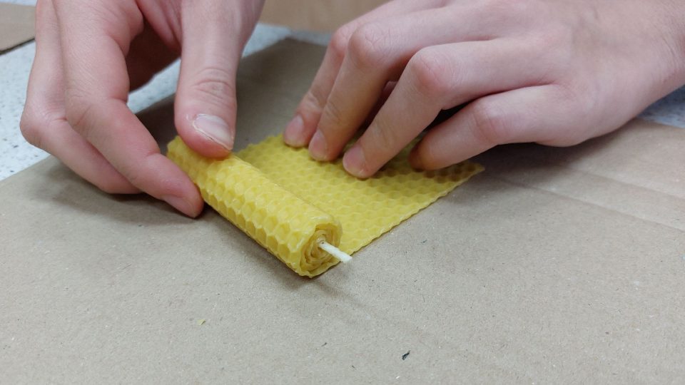 Stáčení svíčky z včelího vosku | foto: Irena Šarounová, Český rozhlas Stáčení svíčky z včelího vosku
