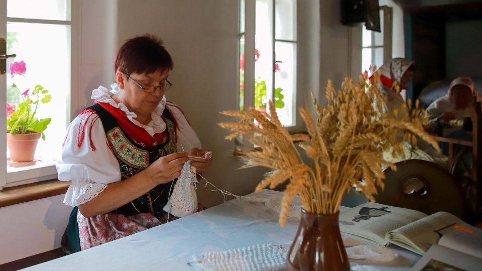 Ukázka tradičních ručních prací na milíkovském statku | foto: Muzeum Cheb Ukázka tradičních ručních prací na milíkovském statku