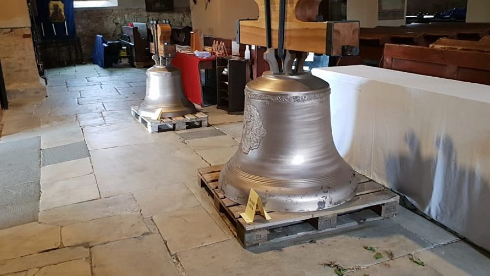 Instalování zvonů do kostela v Kašperských Horách | foto: Lukáš Milota, Český rozhlas Instalování zvonů do kostela v Kašperských Horách