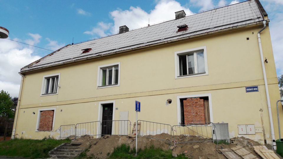 Památkově chráněný objekt stojí nedaleko náměstí ve Žluticích | foto: Ivana Sedláčková, Český rozhlas, Český rozhlas Památkově chráněný objekt stojí nedaleko náměstí ve Žluticích