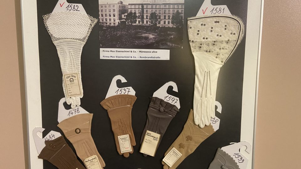 Sbírka rukavic v textilním muzeu v Aši
