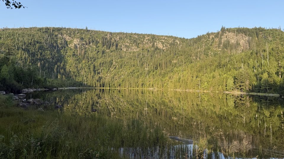 Plešné jezero brzy ráno. Klid se snoubí s nádherou přírody | foto: Jan Dvořák Plešné jezero brzy ráno. Klid se snoubí s nádherou přírody