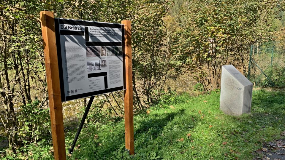 Nový kamenný památník v Jáchymově na Karlovarsku připomíná historii bývalého uranového dolu Bratrství