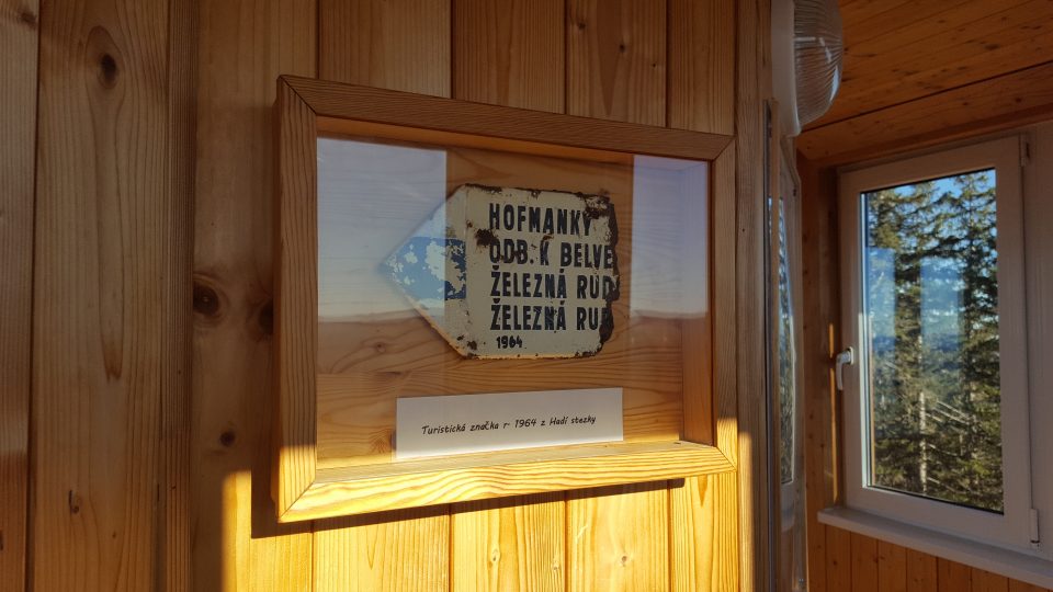 Turistická značka z roku 1964 z Hadí stezky vystavena uvnitř rozhledny