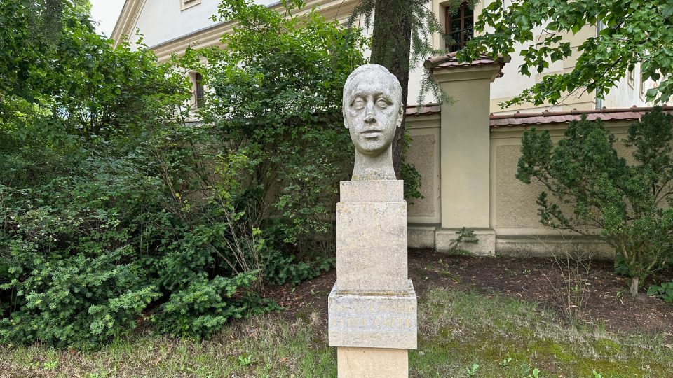 Busta Karla Čapka v zámecké zahradě