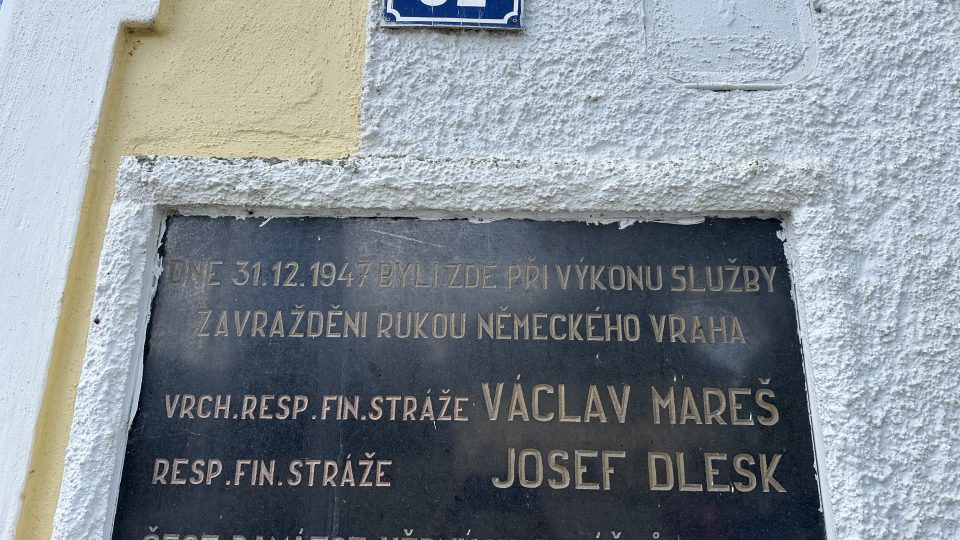 Pamětní deska na budově dnešního obecního úřadu | foto: Jana Strejčková, Český rozhlas Pamětní deska na budově dnešního obecního úřadu