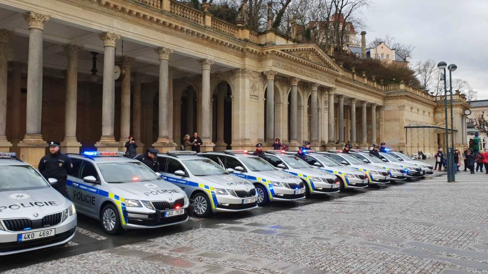 Policejní vozy jsou s pohonem 4x4 o výkonu 140 kW, objemu motoru 2.0 TSI a s automatickou převodovkou | foto: Zdeněk Trnka, Český rozhlas Karlovy Vary Policejní vozy jsou s pohonem 4x4 o výkonu 140 kW, objemu motoru 2.0 TSI a s automatickou převodovkou