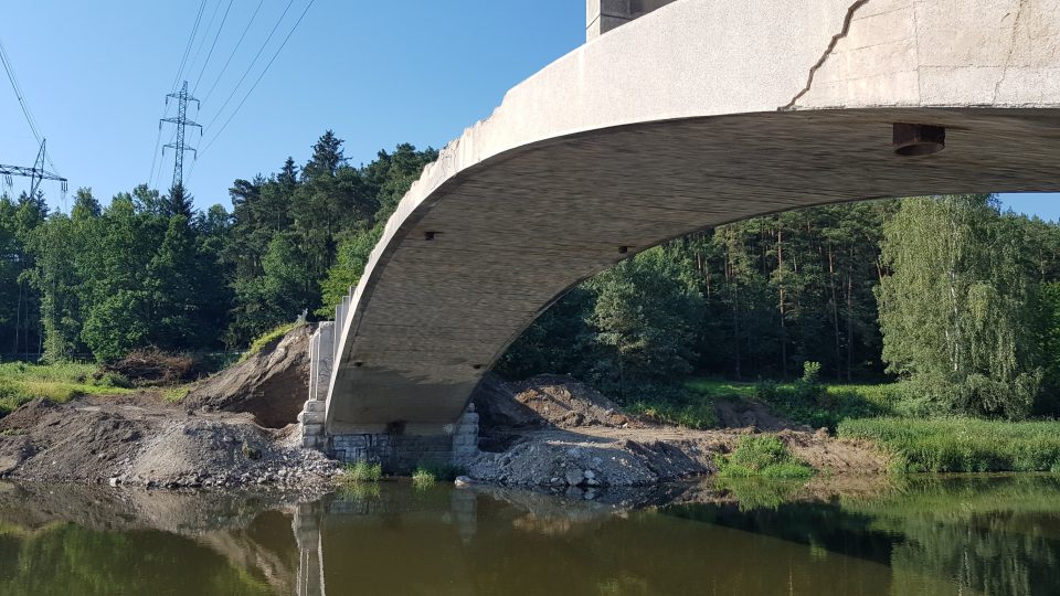 Rekonstrukce silničního mostu přes Berounku Mezi Dolany a Chrástem na Plzeňsku