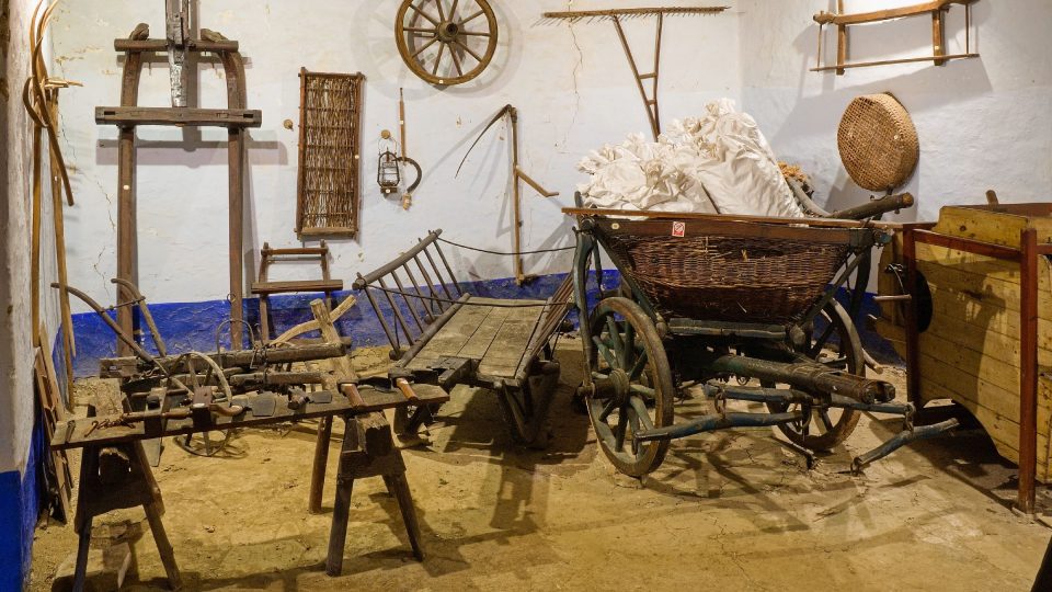 Expozice původních zemědělských nástrojů a nářadí