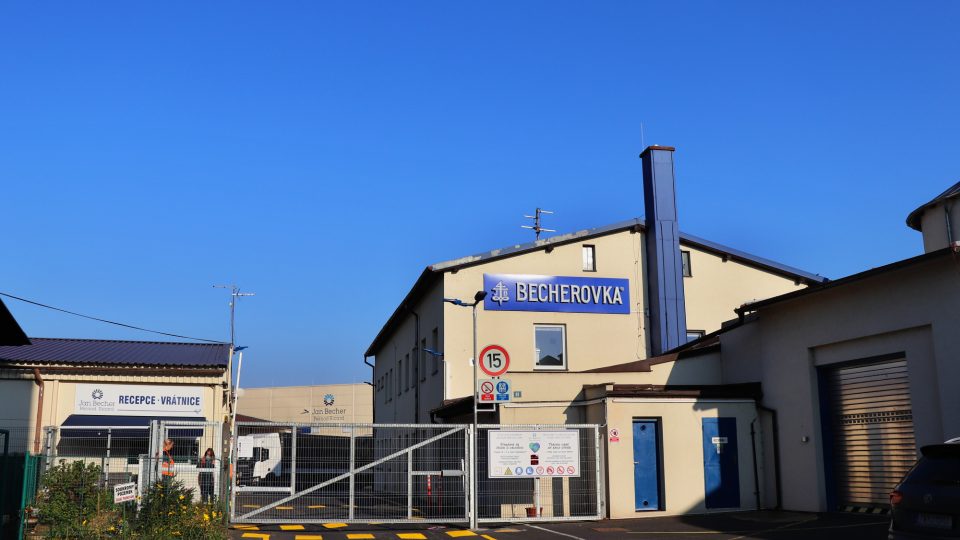 Výroba Becherovky se v roce 2010 přesunula do karlovarské městské části Bohatice