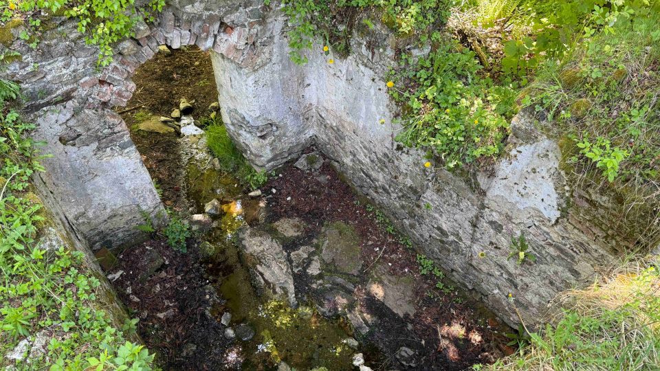Pohled do útrob kaple z rozpadajících se obvodových zdí | foto: Jan Dvořák Pohled do útrob kaple z rozpadajících se obvodových zdí