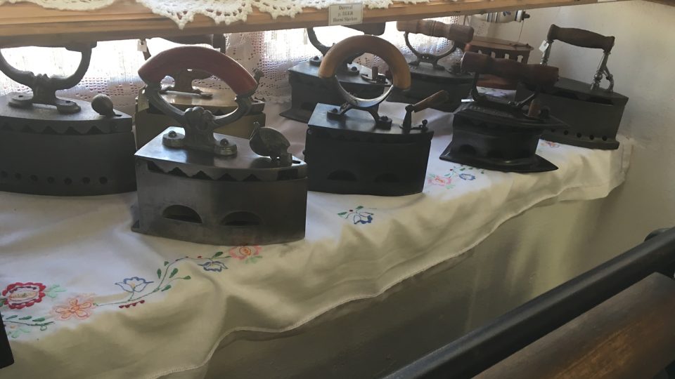 Historické žehličky.JPG