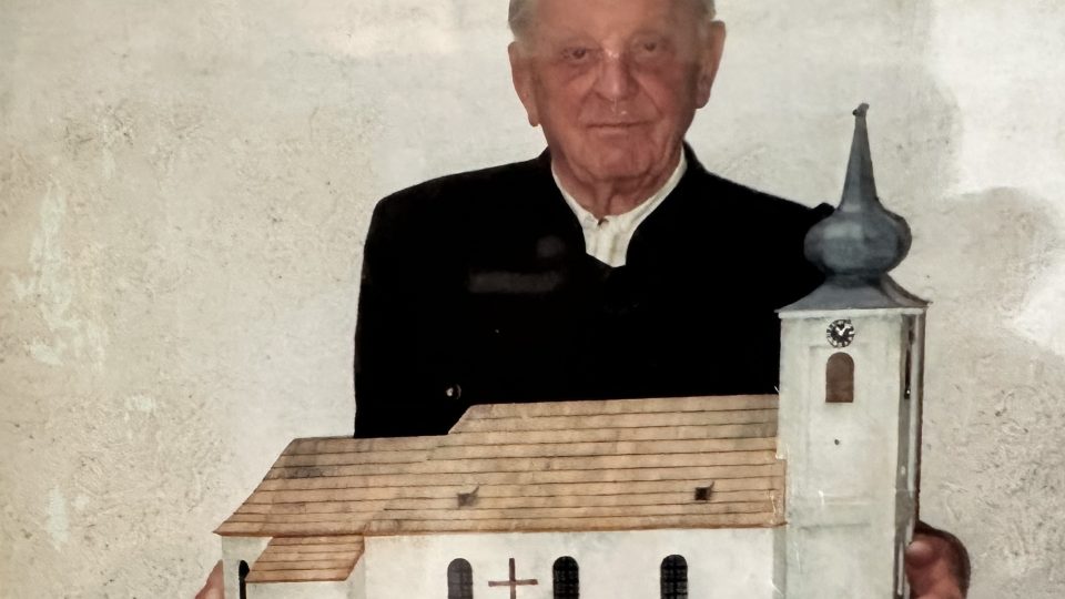Rodák ze Tří Seker Erwin Hellinger byl po válce odsunut, na fotografii s modelem sekerského kostela. | foto: Jana Strejčková, Český rozhlas Rodák ze Tří Seker Erwin Hellinger byl po válce odsunut, na fotografii s modelem sekerského kostela.