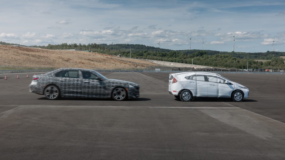 BMW uvedlo do zkušebního provozu polygon u Sokolova. Testuje tam samořidicí systémy aut