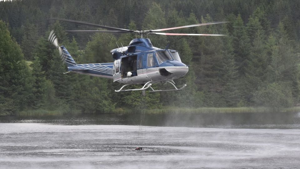 Vrtulník provedl devět shozů vody na místo požáru
