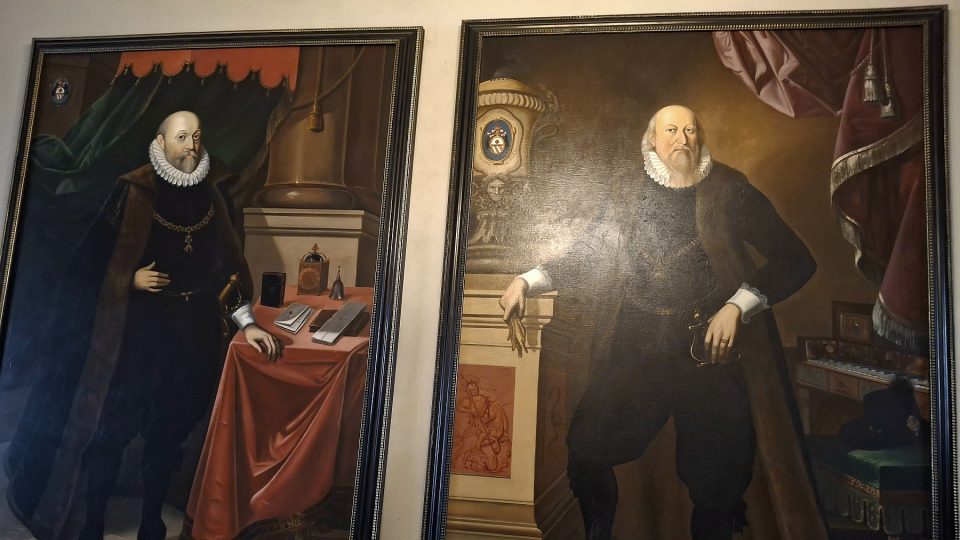 Dobové portréty Viléma Voka (vlevo) a Petra Voka z Rožmberka | foto: Zdeněk Zajíček, Český rozhlas Dobové portréty Viléma Voka (vlevo) a Petra Voka z Rožmberka