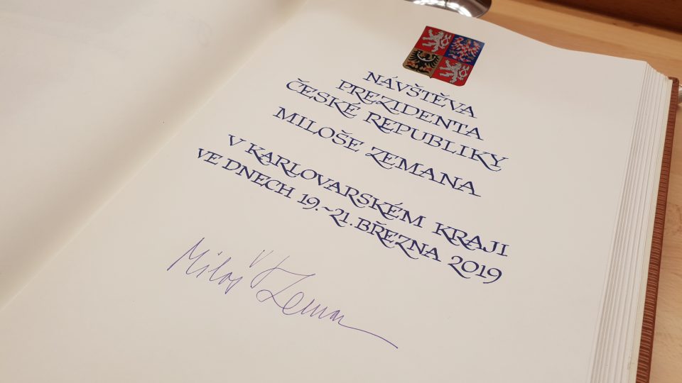 podpis Miloše Zemana do pamětní knihy kraje