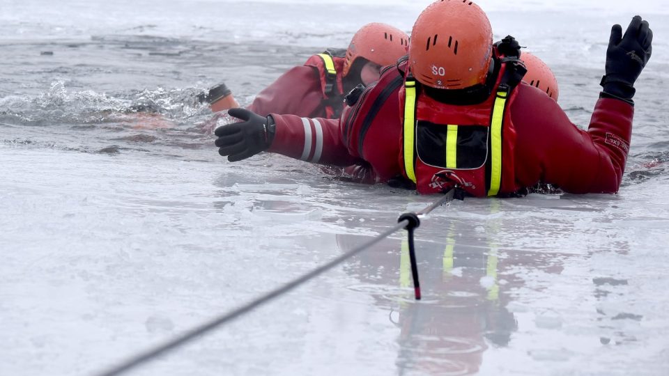Hasiči v Karlovarském kraji absolvují výcvik na ledě