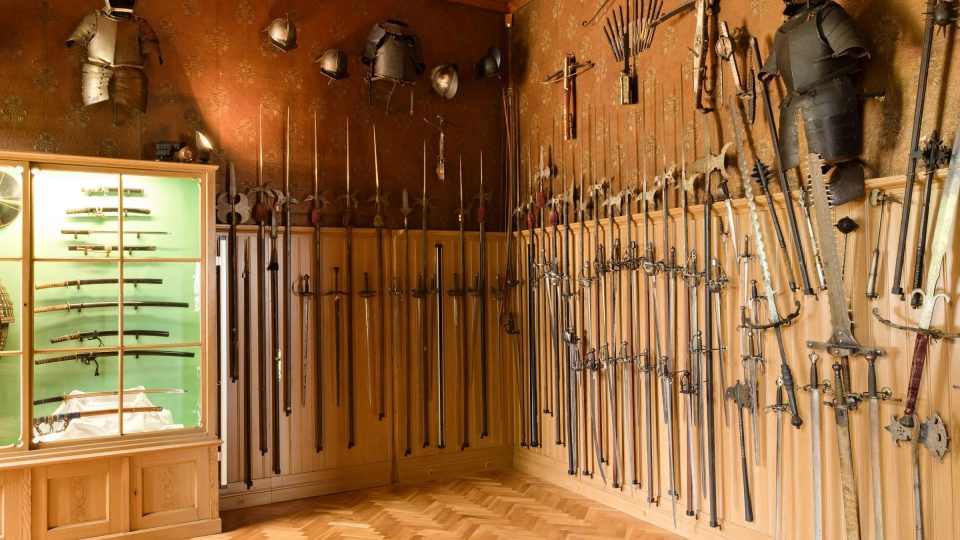 Zámecká zbrojnice s rozsáhlou sbírkou sečných, bodných a střelných zbraní | foto: Zdeněk Truhlář, Český rozhlas Zámecká zbrojnice s rozsáhlou sbírkou sečných, bodných a střelných zbraní