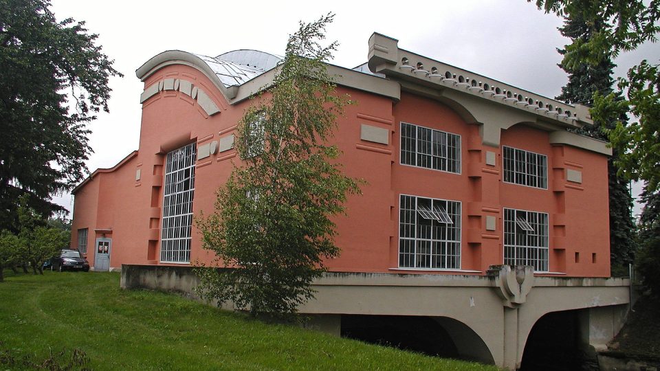 Objekt hájské elektrárny navržený Bohuslavem Fuchsem a Josefem Štěpánkem | foto: Miroslav Kobza, Český rozhlas Objekt hájské elektrárny navržený Bohuslavem Fuchsem a Josefem Štěpánkem