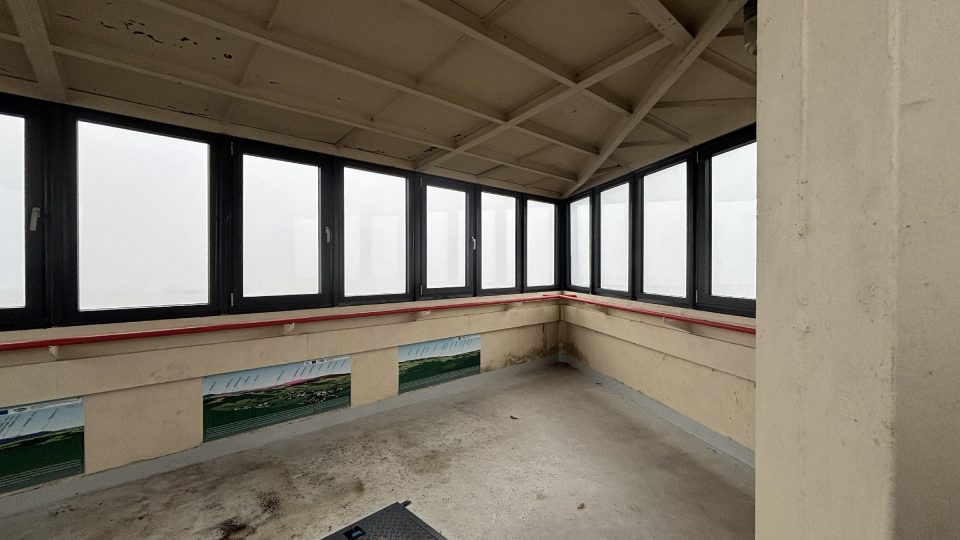 Za dobré viditelnosti jsou prý z rozhledny Koráb vidět i Alpy | foto: Pavel Halla Za dobré viditelnosti jsou prý z rozhledny Koráb vidět i Alpy