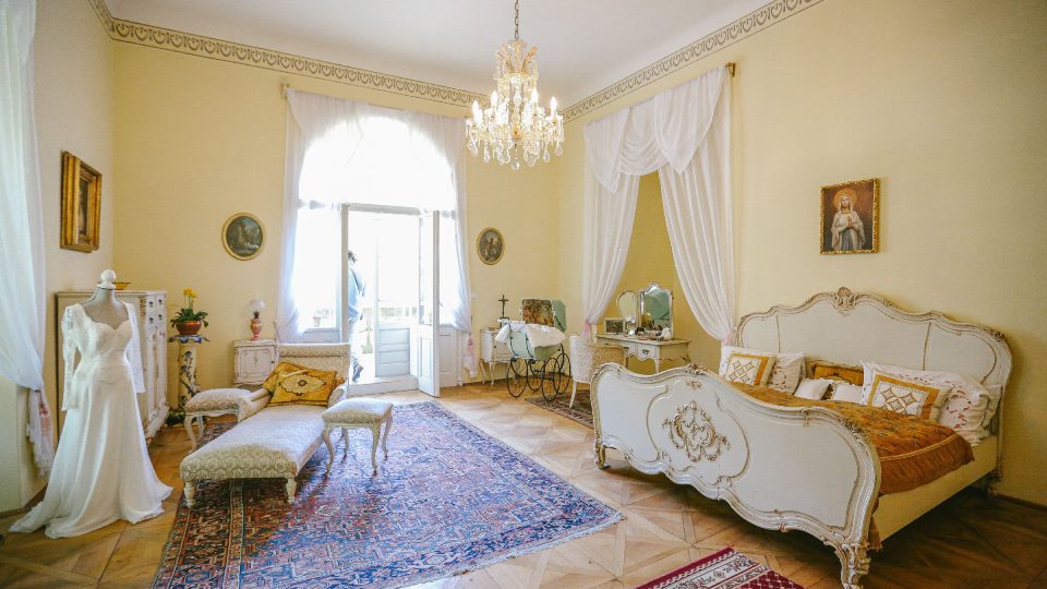 Zámecká ložnice ve věži zámku, odkud je z lodžie nádherný výhled na přístupovou cestu a do údolí