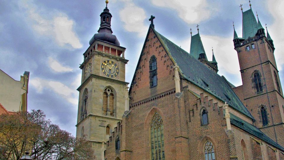 Pohledy na renesanční Bílou věž ještě umocňuje gotická cihlová pseudobazilika  sv. Ducha