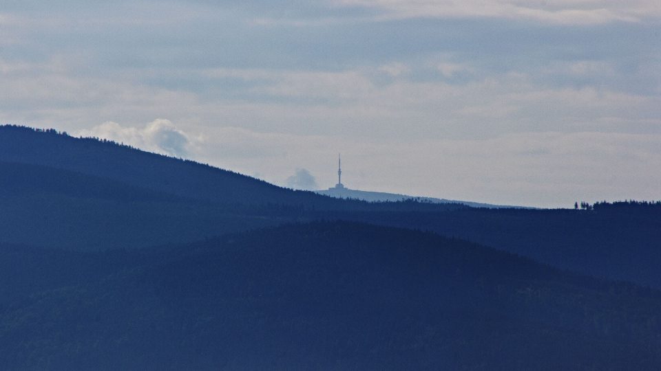 Zdálky vykukuje i věž vysílače na Pradědu