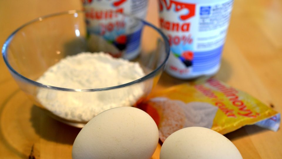 Na výrobu domácí polárky potřebujete vejce, smetanu, cukr moučkový a vanilkový.JPG