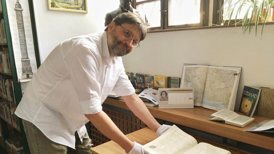 Kurátor Vladimír Kalný listuje knihou Missale Romano z roku 1785
