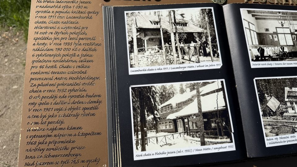 Lucemburskou chatu přímo na místě připomíná Historické album Šumavy, které vytvořila Správa NP Šumava | foto: Jan Dvořák Lucemburskou chatu přímo na místě připomíná Historické album Šumavy, které vytvořila Správa NP Šumava