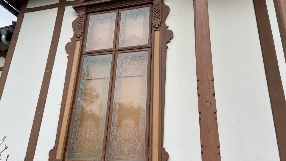 V některých oknech jsou původní skla s leptanými ornamenty