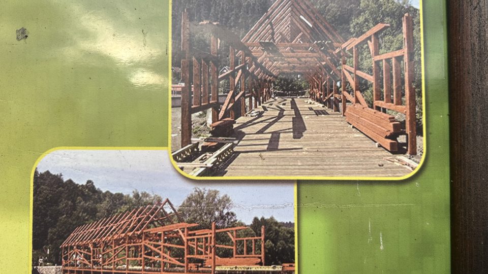 Na informační tabuli jsou fotografie zachycující náročnou rekonstrukci | foto: Jana Strejčková, Český rozhlas Na informační tabuli jsou fotografie zachycující náročnou rekonstrukci