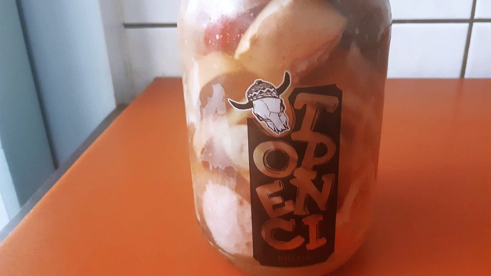 Výroba utopenců z řeznictví Krčma v Karlových Varech